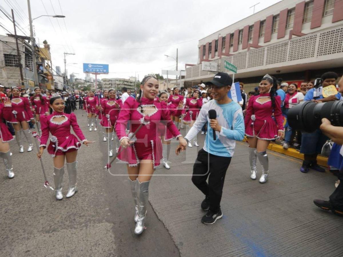 Colegialas ponen a bailar a Shin Fujiyama en los desfiles patrios 2026