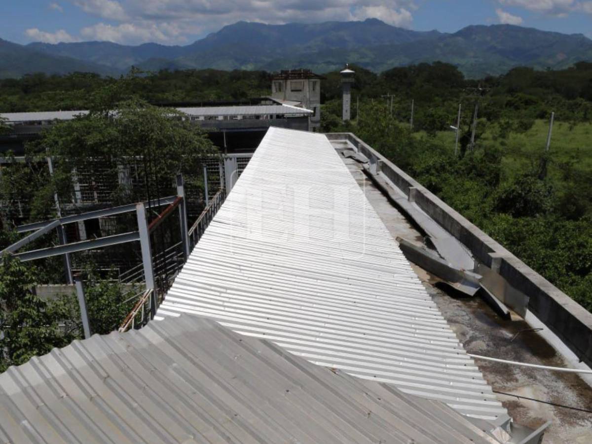 Maleza, techos dañados y módulos inconclusos: el abandono de la cárcel de Naco
