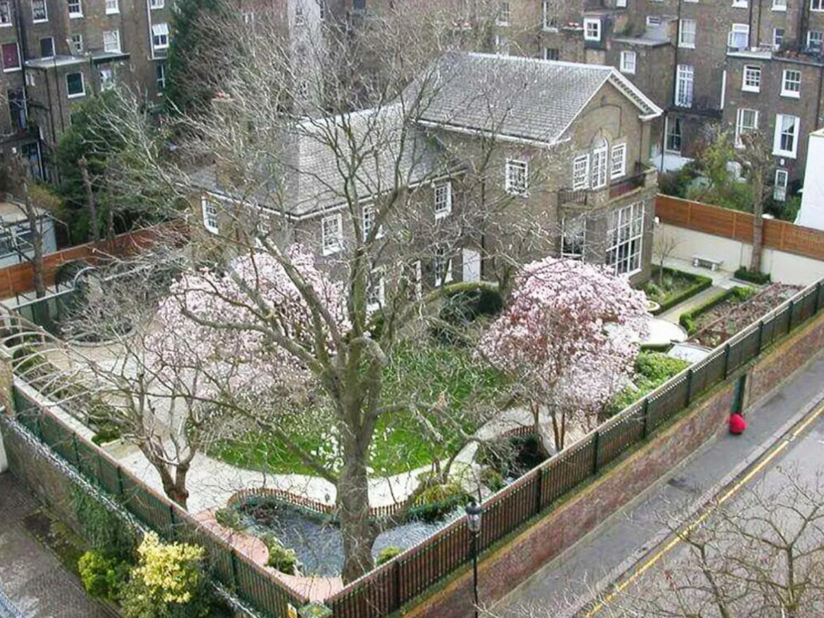Desde una corona hasta su peine de bigote: Inicia la subastan de objetos personales de Freddie Mercury