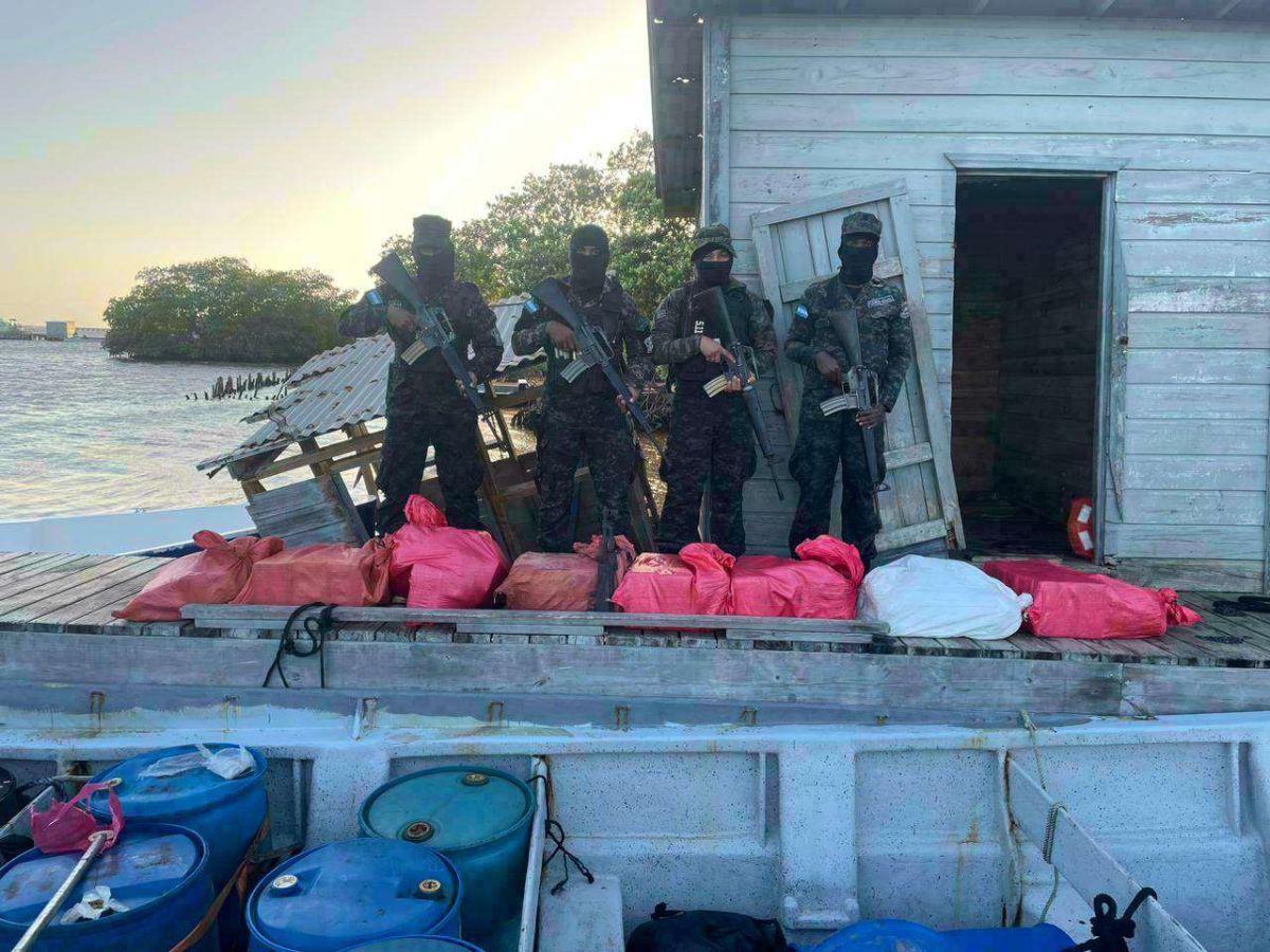 Efectivos de las Fuerza Naval de Honduras trasladaron la droga hasta la Base Naval en Punta Castilla.