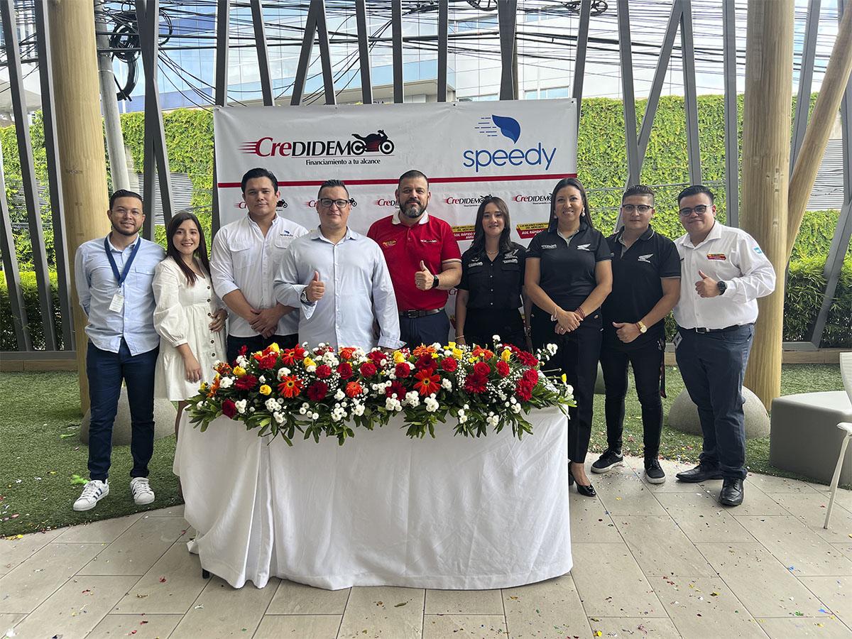 El equipo de Speedy y Credidemo presentes en el evento de lanzamiento, en la cual la alianza beneficiará a los colaboradores con créditos accesibles.