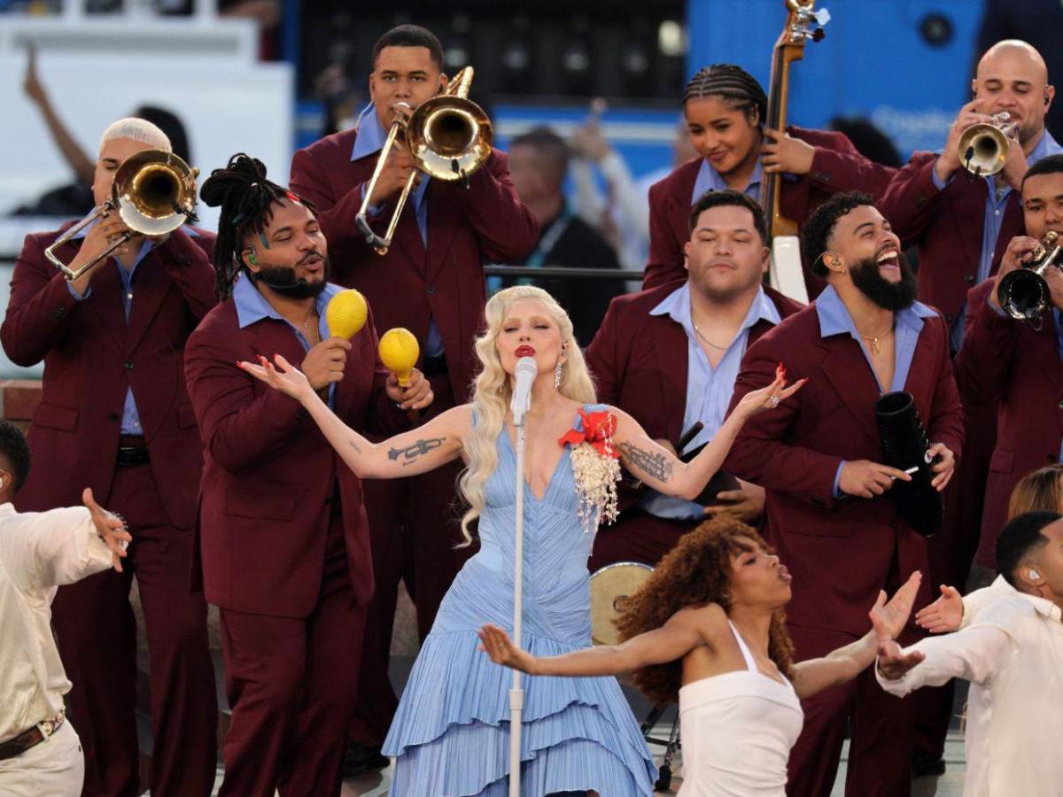 Un vestido dominicano y una Flor de Maga: detalles del look de Lady Gaga en show de medio tiempo