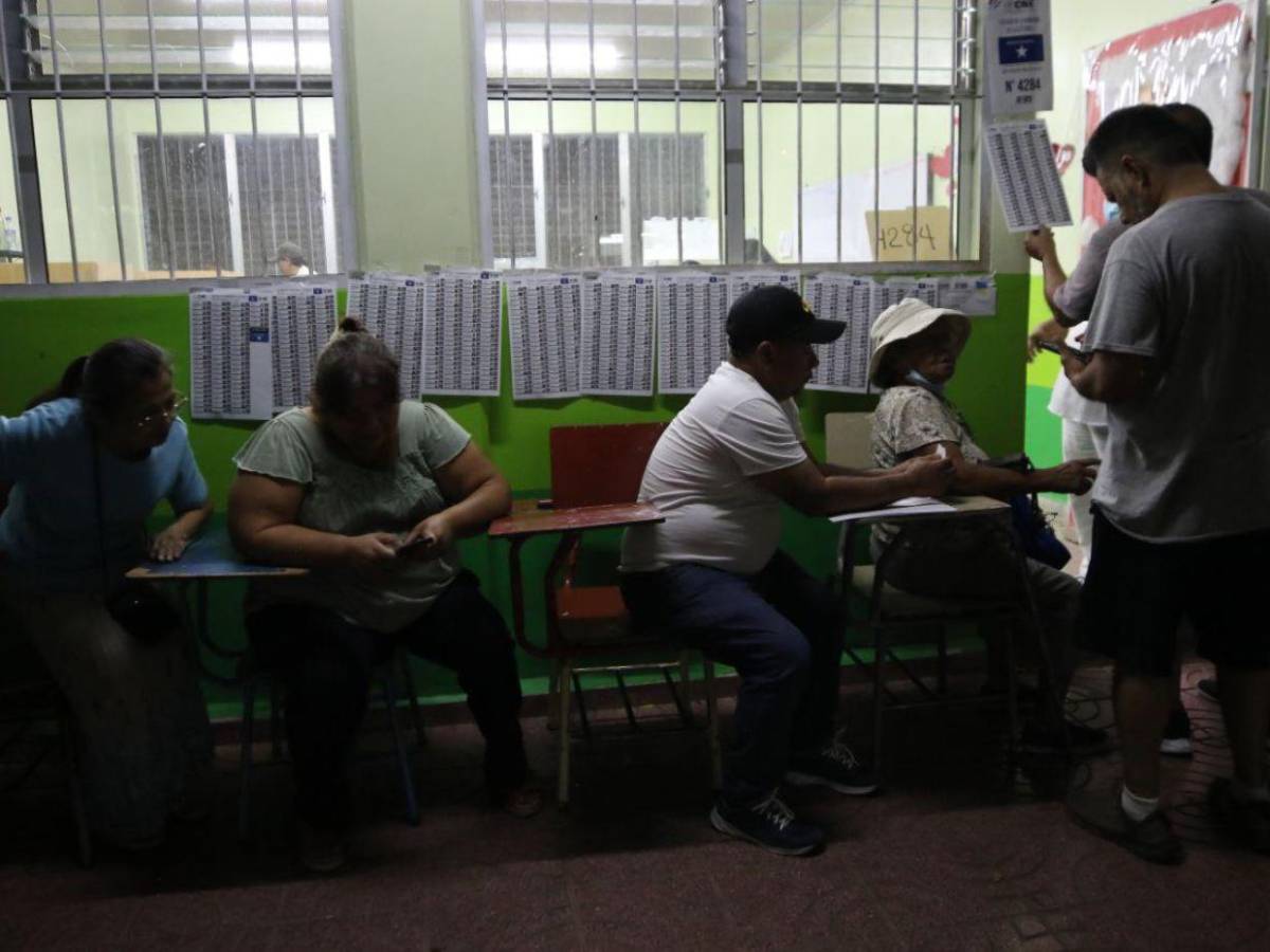 ¡A oscuras y cansados! Miles de hondureños se mantienen en centros de votación que abrieron tarde