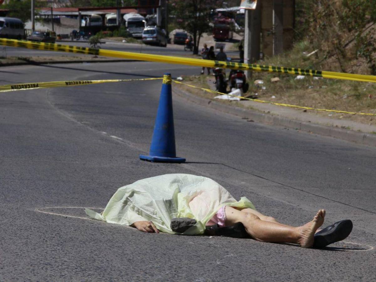 A pocos metros del puente peatonal murió arrollada señora en el anillo periférico