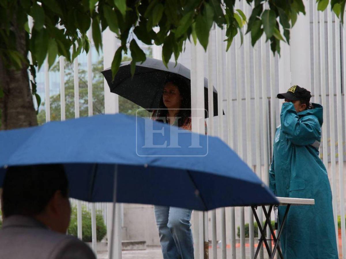 Lluvias intermitentes dejan calles mojadas y tránsito lento en Tegucigalpa
