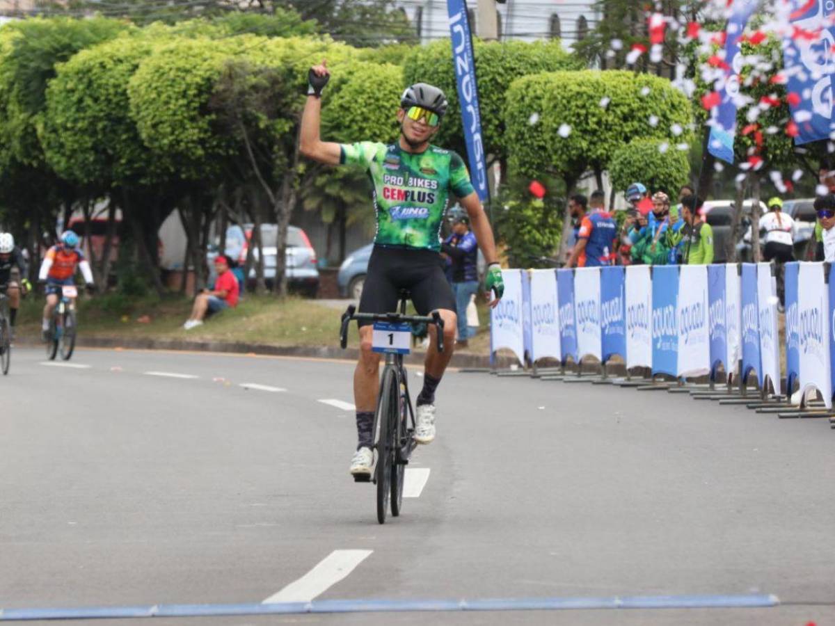 ¡Campeón! Héctor Menéndez es el ganador de la élite masculina en la Vuelta EL HERALDO 2025