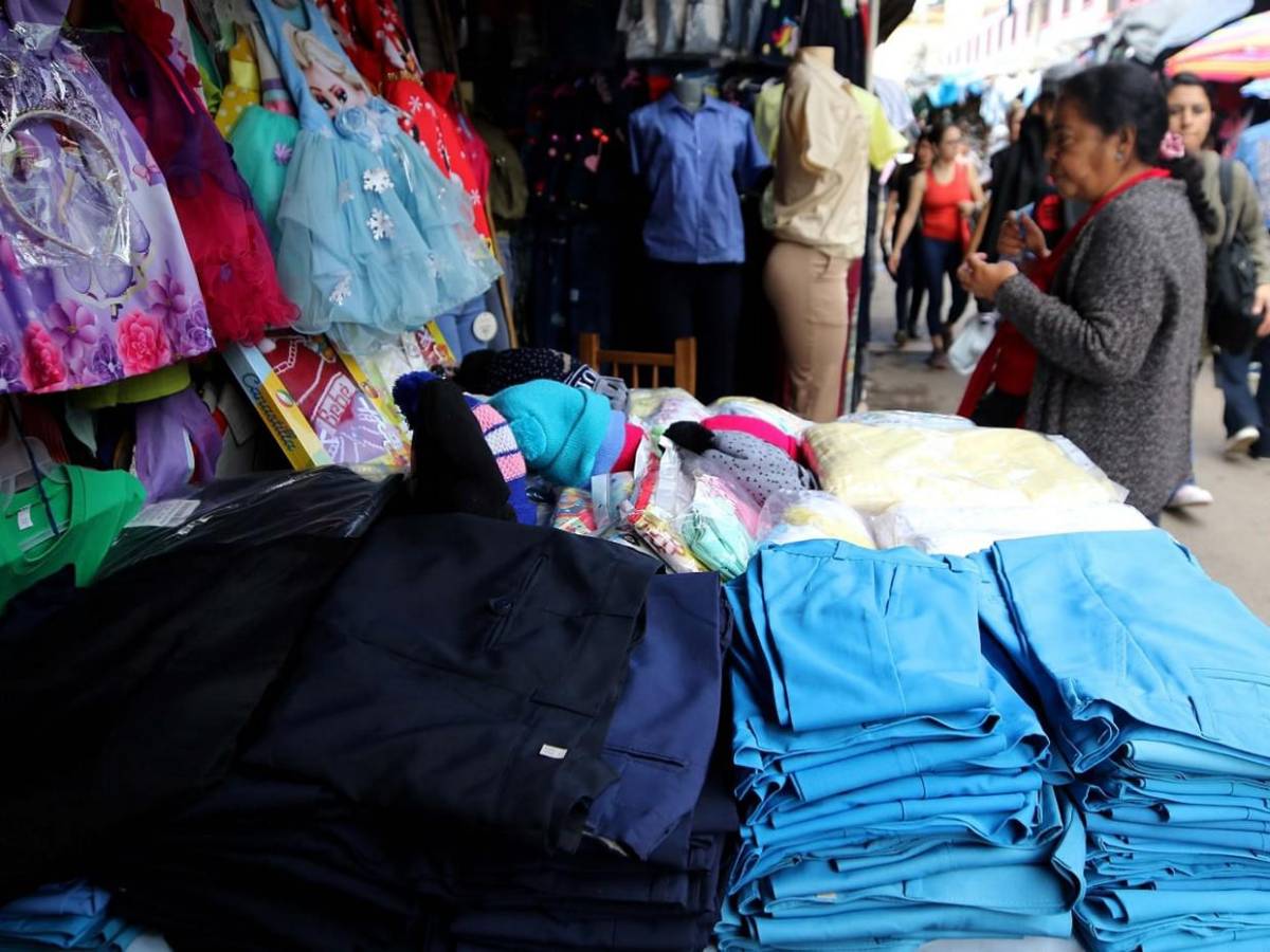 Uniformes y útiles escolares inundan mercados de Comayagüela a días del retorno a clases