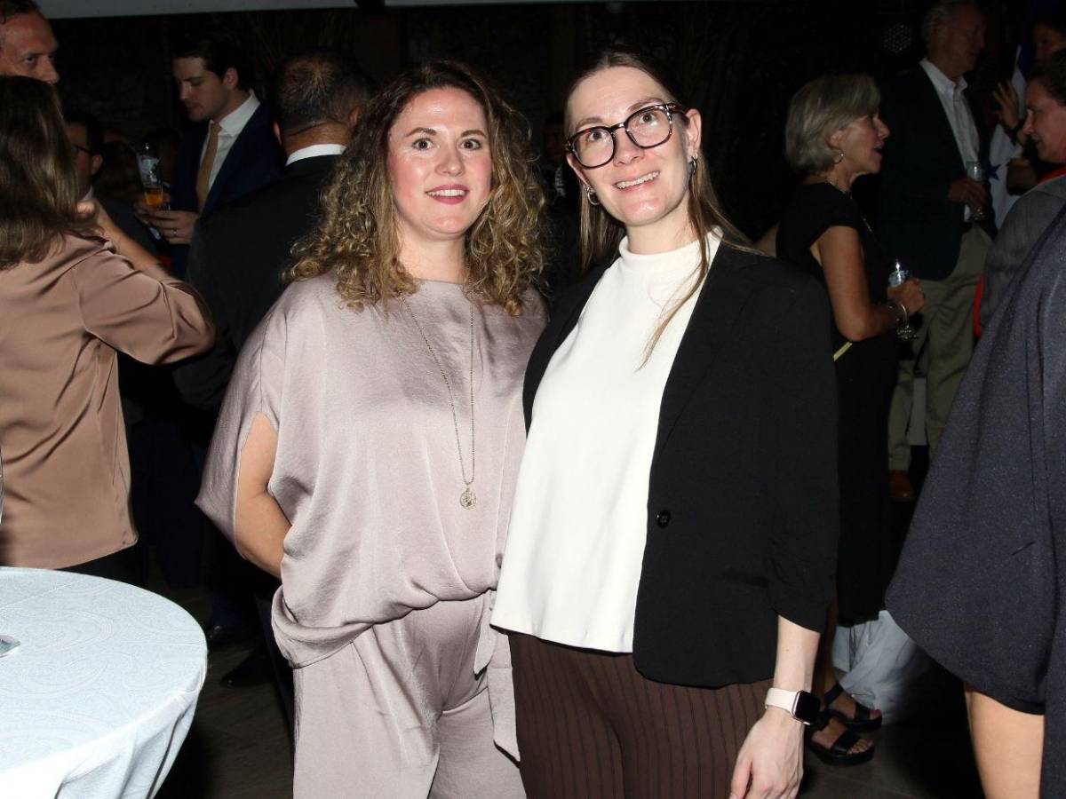 Anfitriones e invitados especiales brindan por la Unidad Alemana