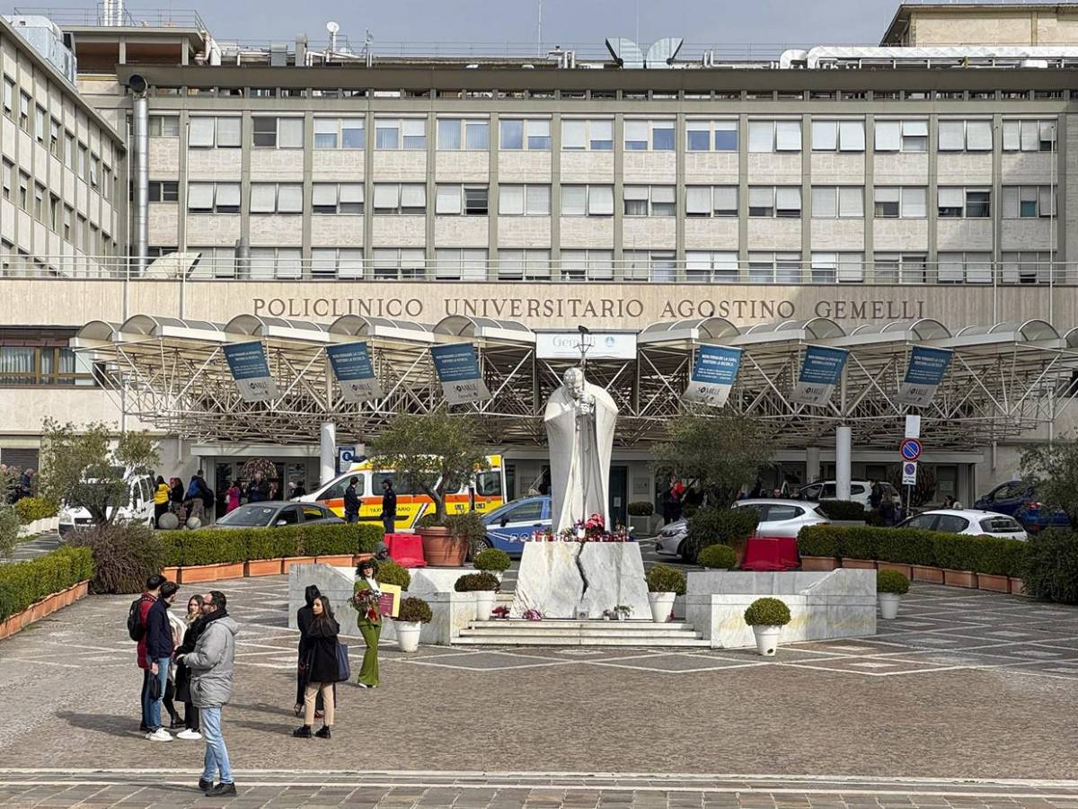 Con flores y velas frente a hospital, fieles improvisan altar por el papa Francisco