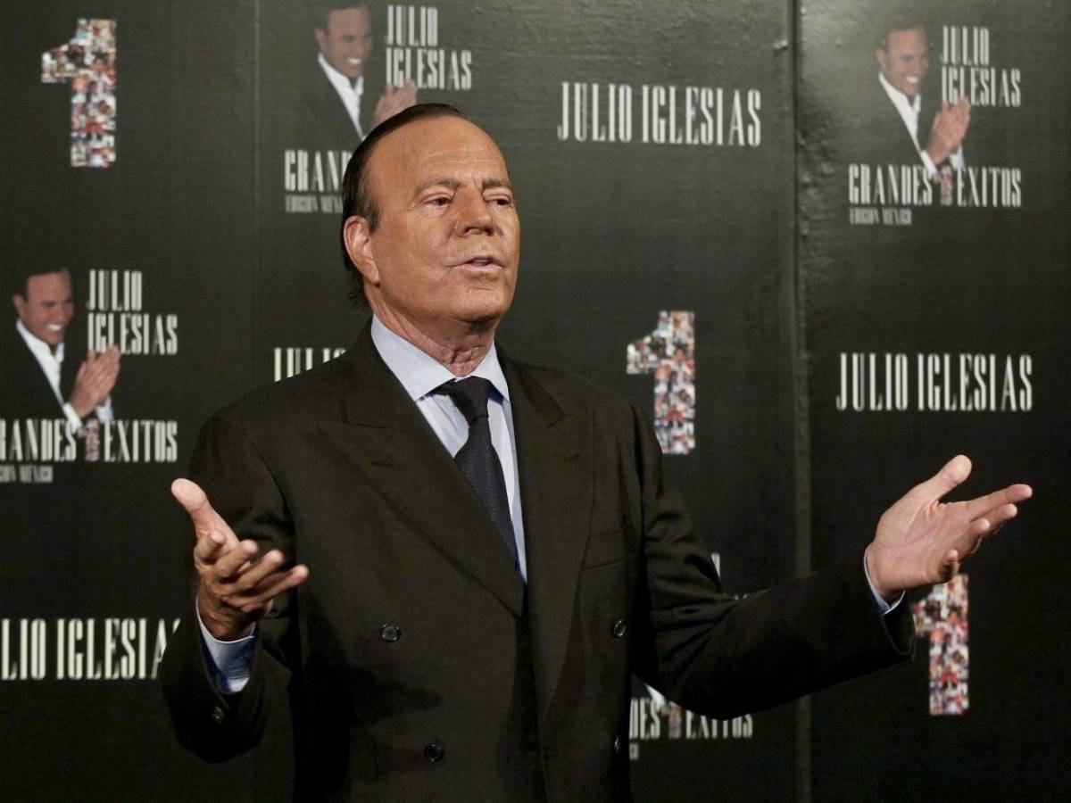 Exempleadas de Julio Iglesias presentan nueva querella por agresión sexual