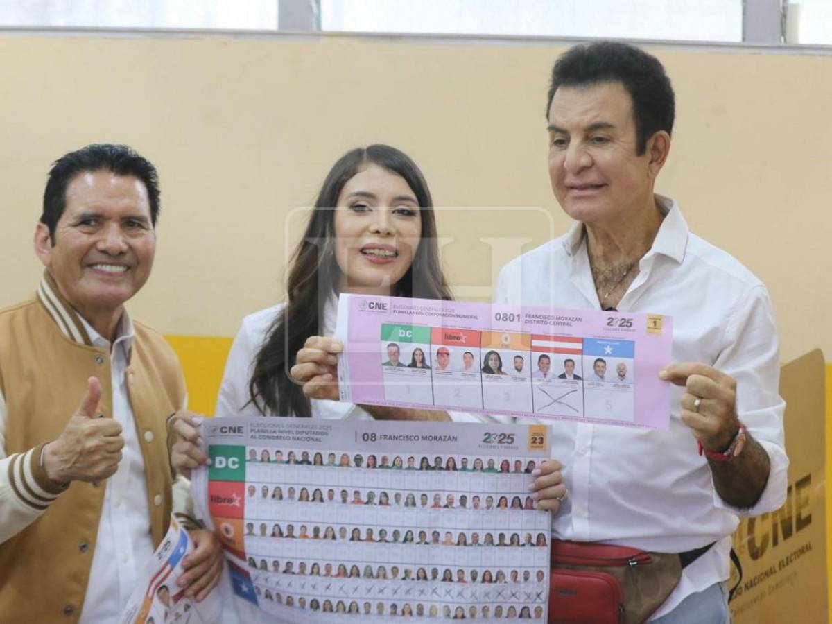 Salvador Nasralla celebra su voto y muestra sus papeletas