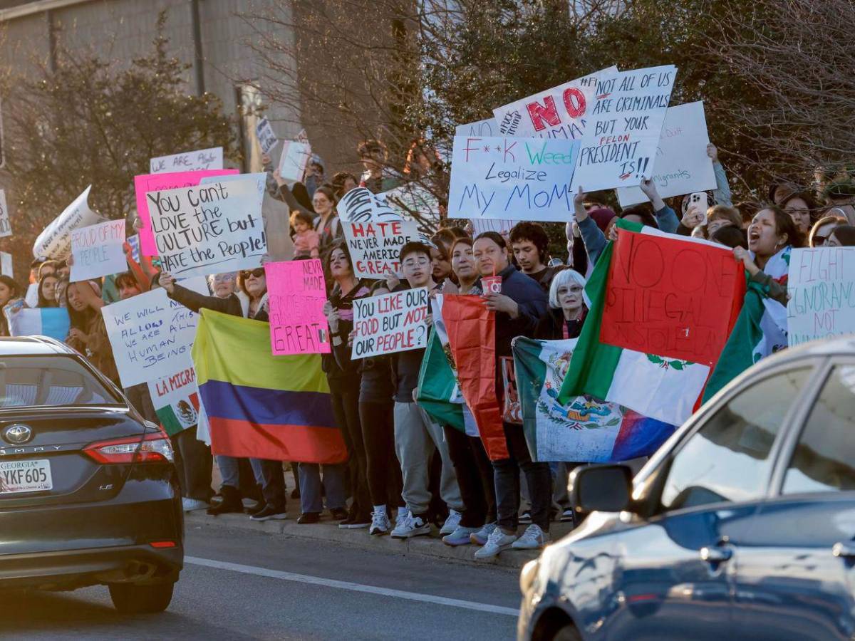 Miles de migrantes protestan contra redadas y deportaciones de Donald Trump