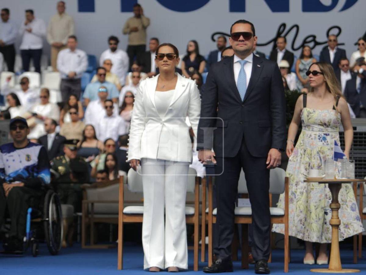 Tomás Zambrano y su esposa Yohana Lagos protagonizan romántico momento durante los desfiles patrios