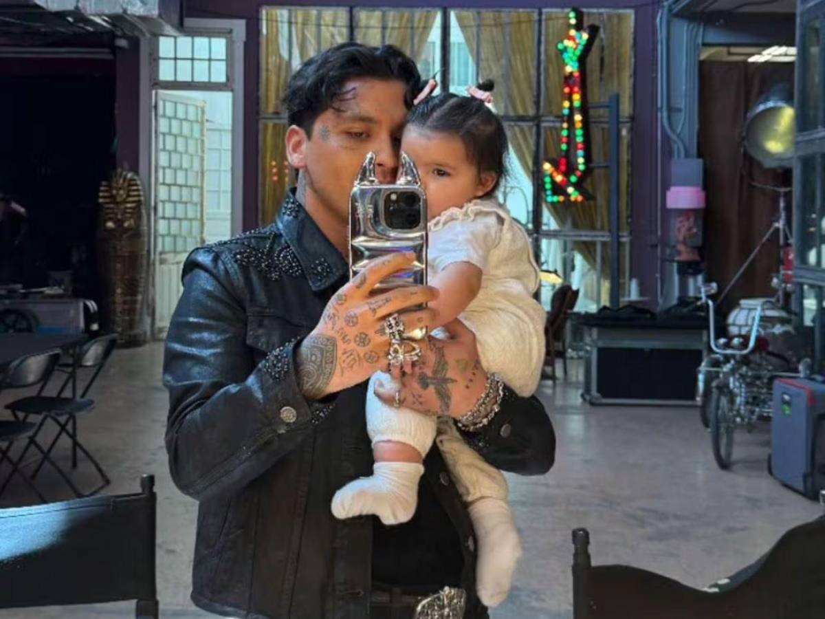 Cazzu acusa a Christian Nodal de bloquear el permiso de viaje para su hija Inti