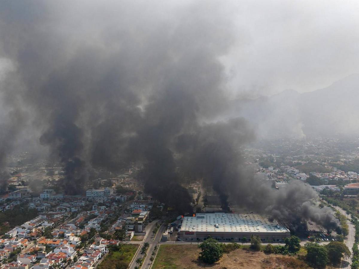 El caos que vivió por 12 horas Puerto Vallarta tras caída de El Mencho