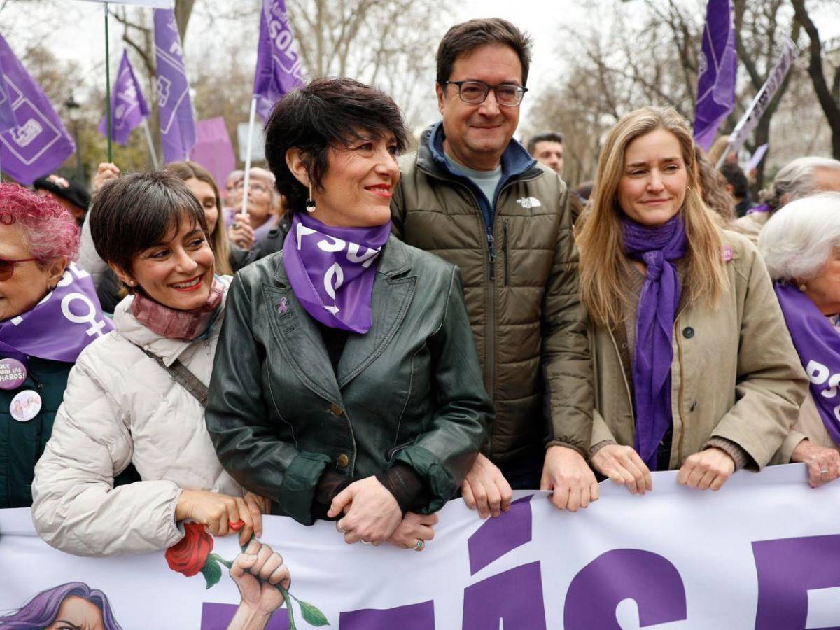 Las calles de Madrid se llenan de morado en multitudinaria marcha del 8M