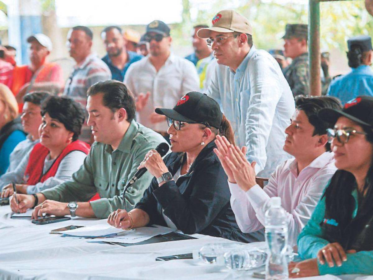 La presidenta Xiomara Castro llegó el miércoles hasta El Cubulero en Alianza, Valle, donde prometió a los pobladores construir el puente de la Costa de Los Amates y dragar el río para evitar más inundaciones.