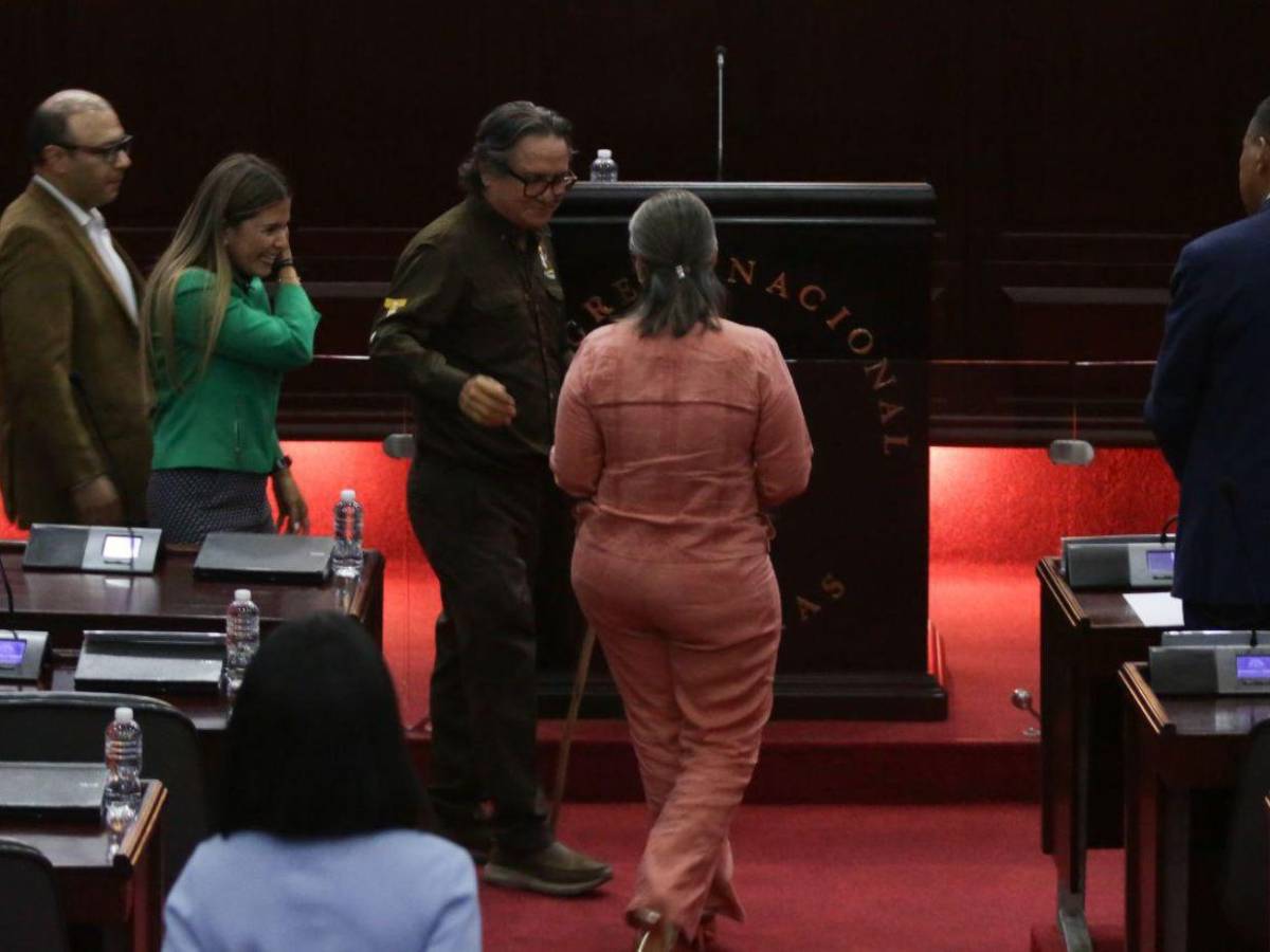 Entre risas y abrazos, así reciben al padre Leopoldo Serrano en el Congreso Nacional