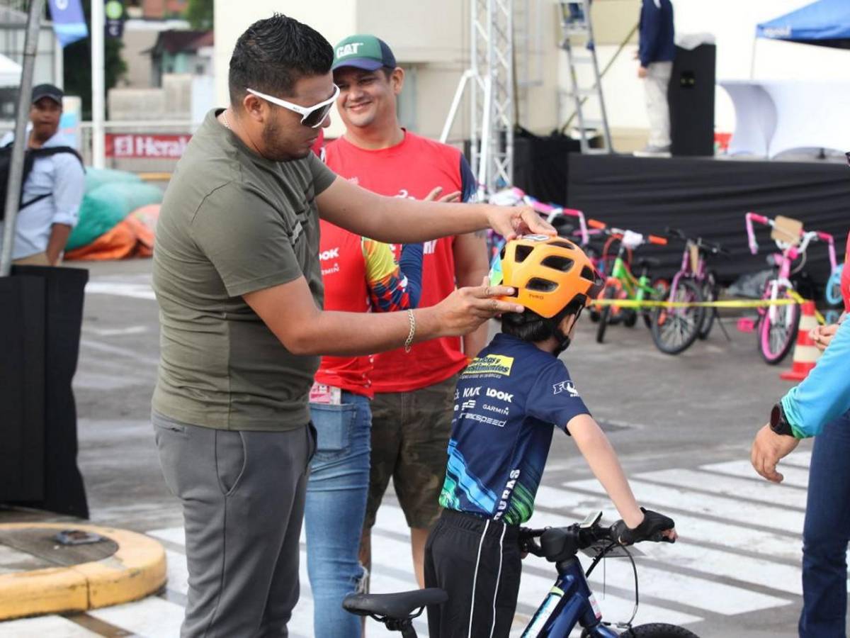 Padres animan a sus pequeños y comparten su emoción en la Vuelta Infantil 2025