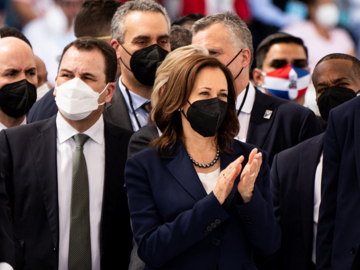 Video: Al grito de “fuera JOH” hondureños aplaudieron llegada de Kamala Harris al estadio