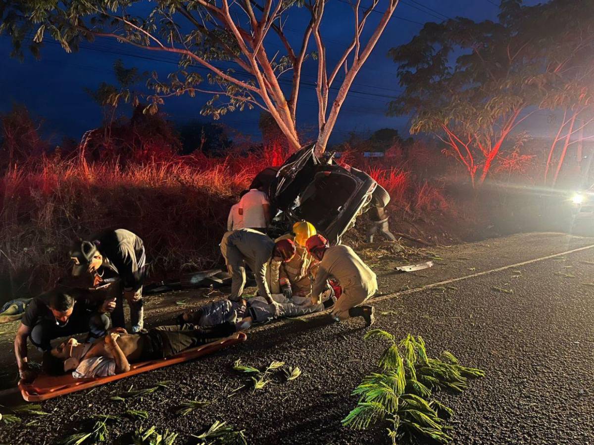 Quedó atrapado en un árbol: las imágenes del brutal accidente que deja dos muertos en Jutiquile