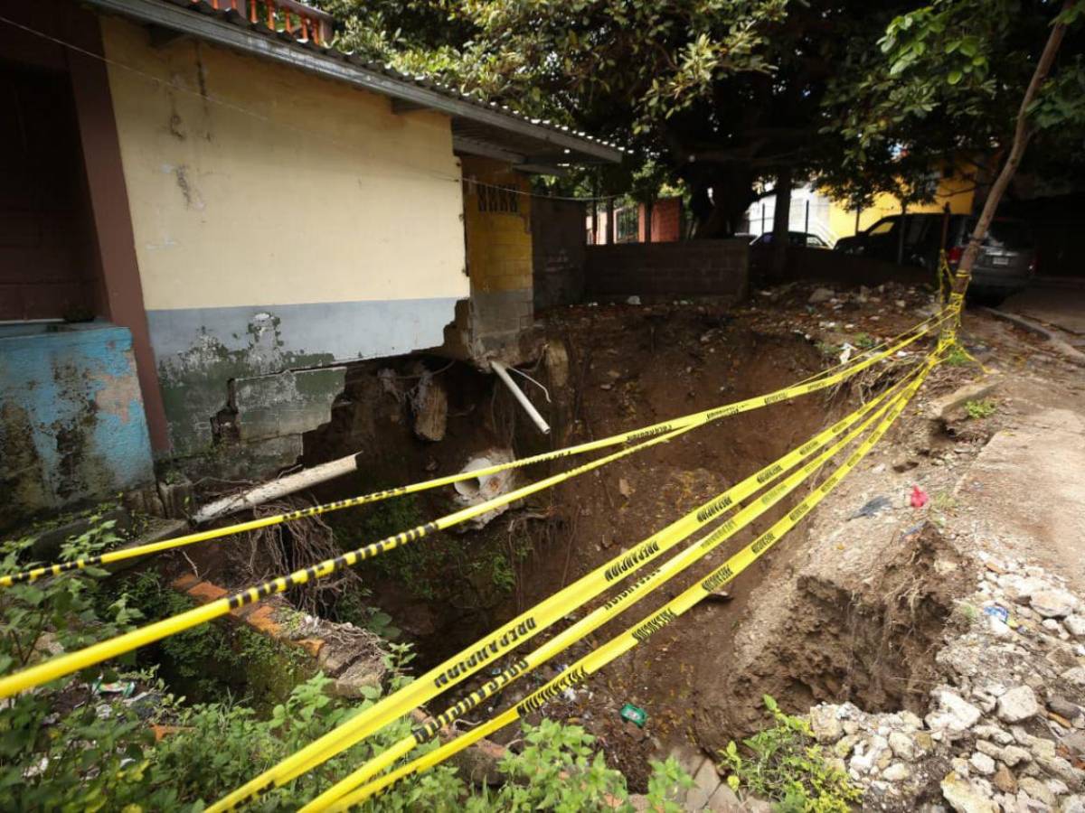 Enorme socavón pone en peligro a vecinos de la colonia Centroamérica Oeste