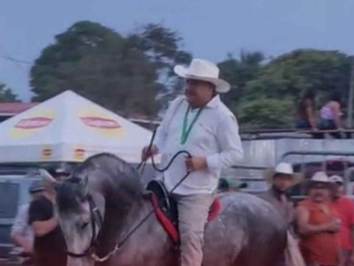 Diputado Juan Ramón Flores sufre aparatosa caída con su caballo