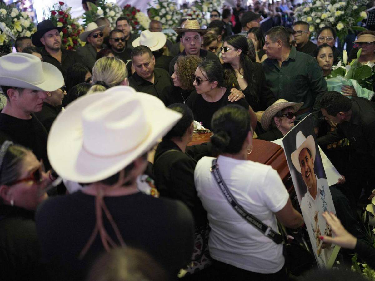 Claman justicia por asesinato de alcalde en México y exigen renuncia de Claudia Sheinbaum