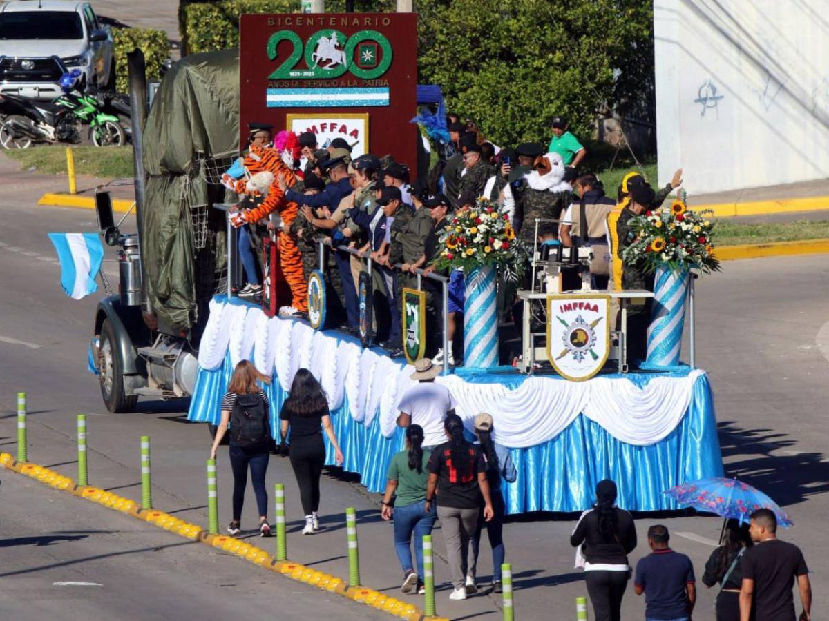 En medio de tensión política, FF AA realiza desfile militar para conmemorar bicentenario del Ejército