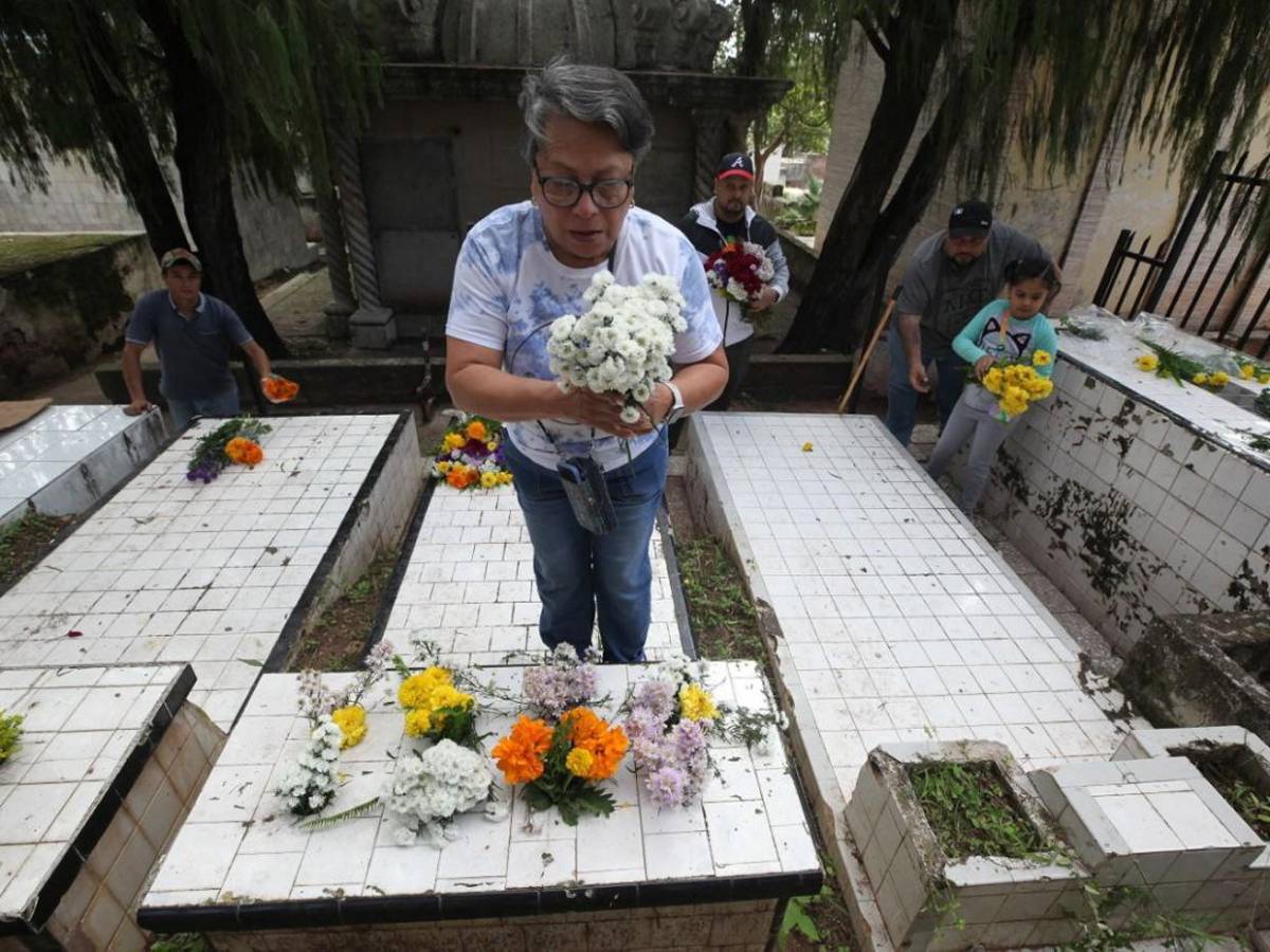 Flores y recuerdos: capitalinos coronan a sus difuntos en el Cementerio General