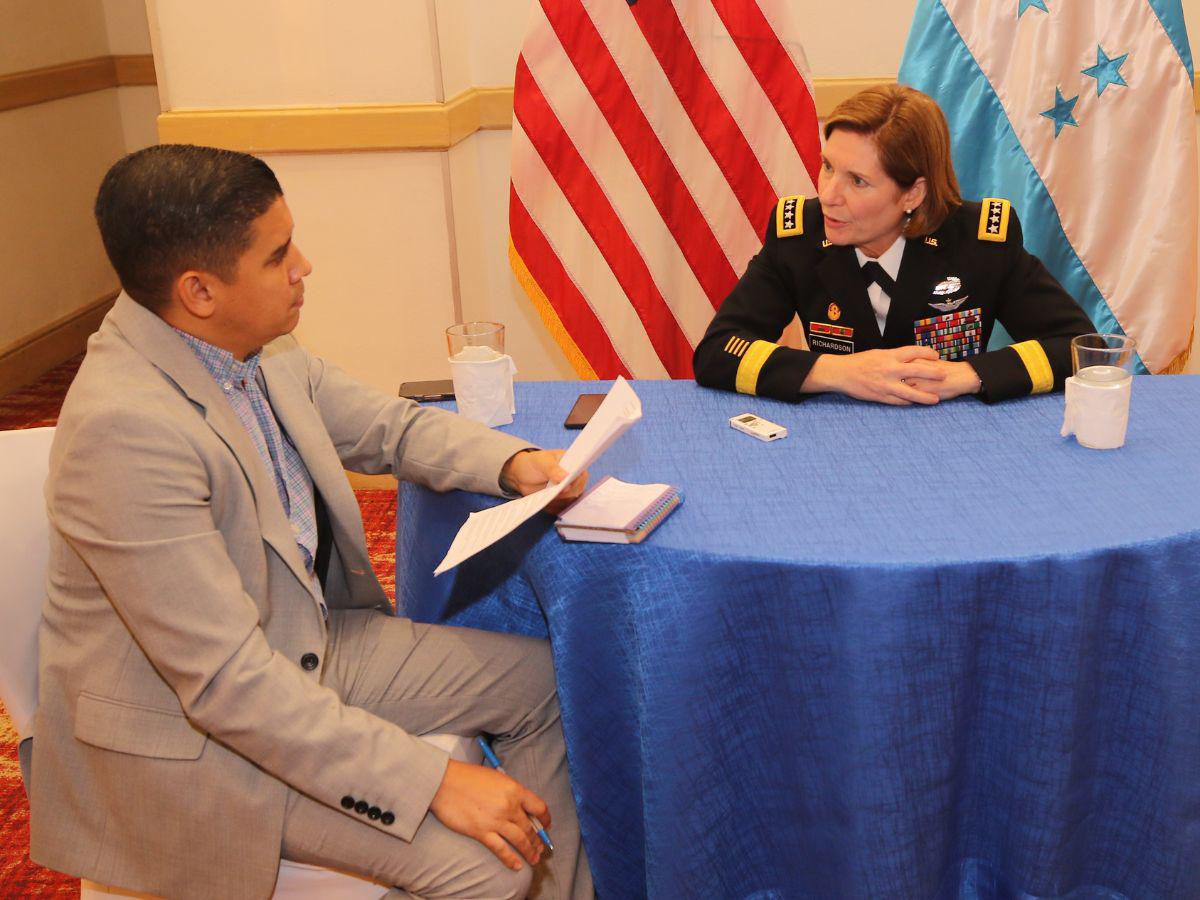 El periodista Fernando Maldonado mientras entrevistaba a Laura Richardson.