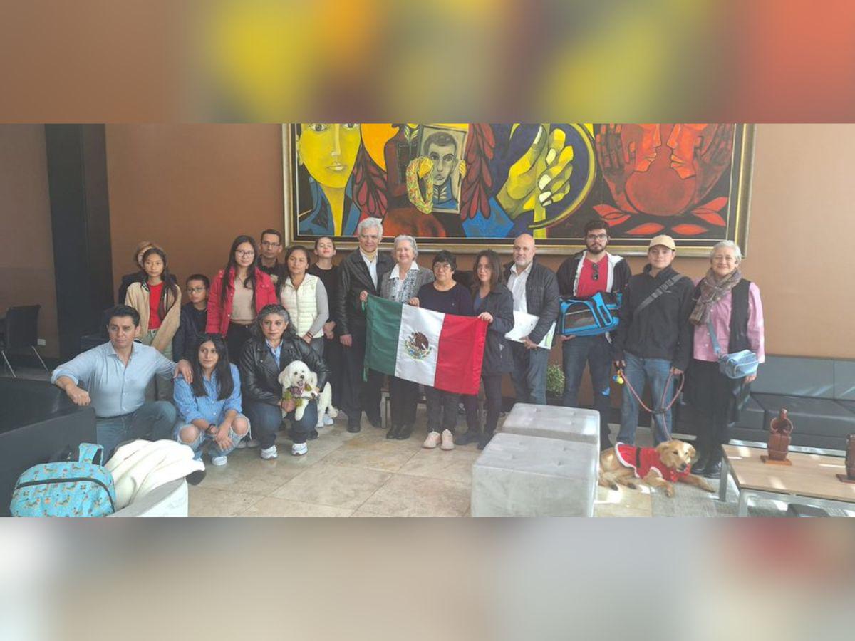 Personal diplomático de México sale de Ecuador tras asalto a la embajada