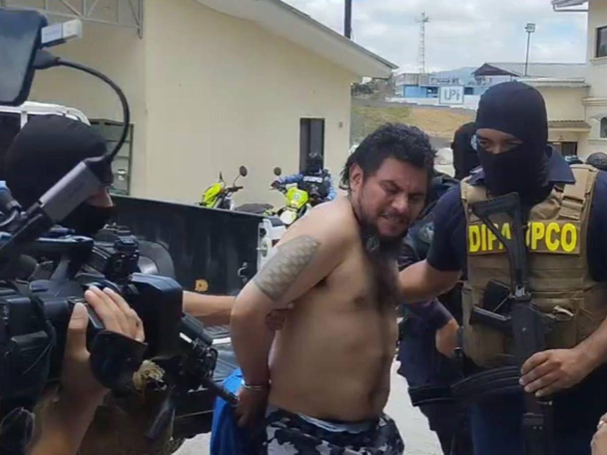 'Rifando' al ser capturado: El Rayo Santana, máximo líder de la Pandilla 18 en la capital 'Rifando' al ser capturado: El Rayo Santana, máximo líder de la Pandilla 18 en la capital