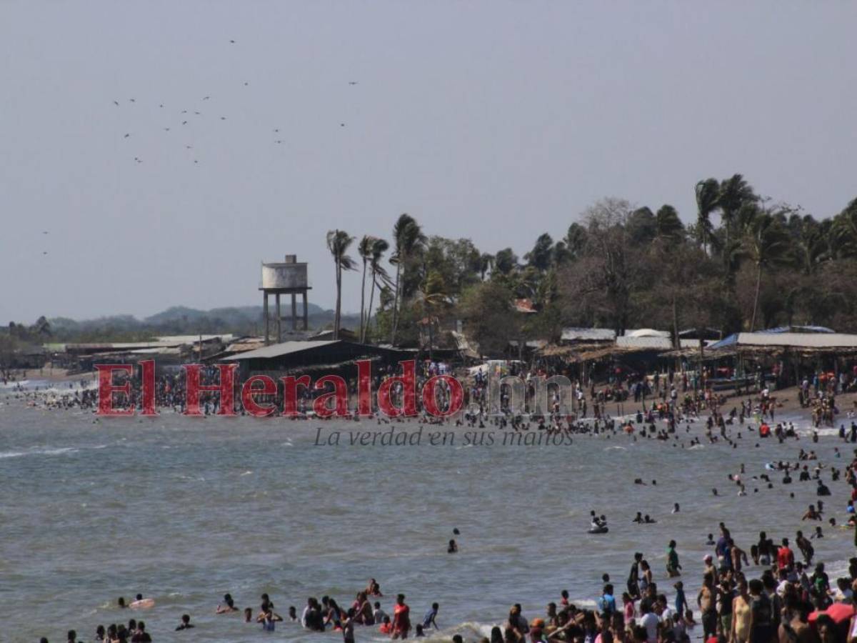 La playa de Marcovia Choluteca amaneció abarrotada de turistas este Viernes Santo.