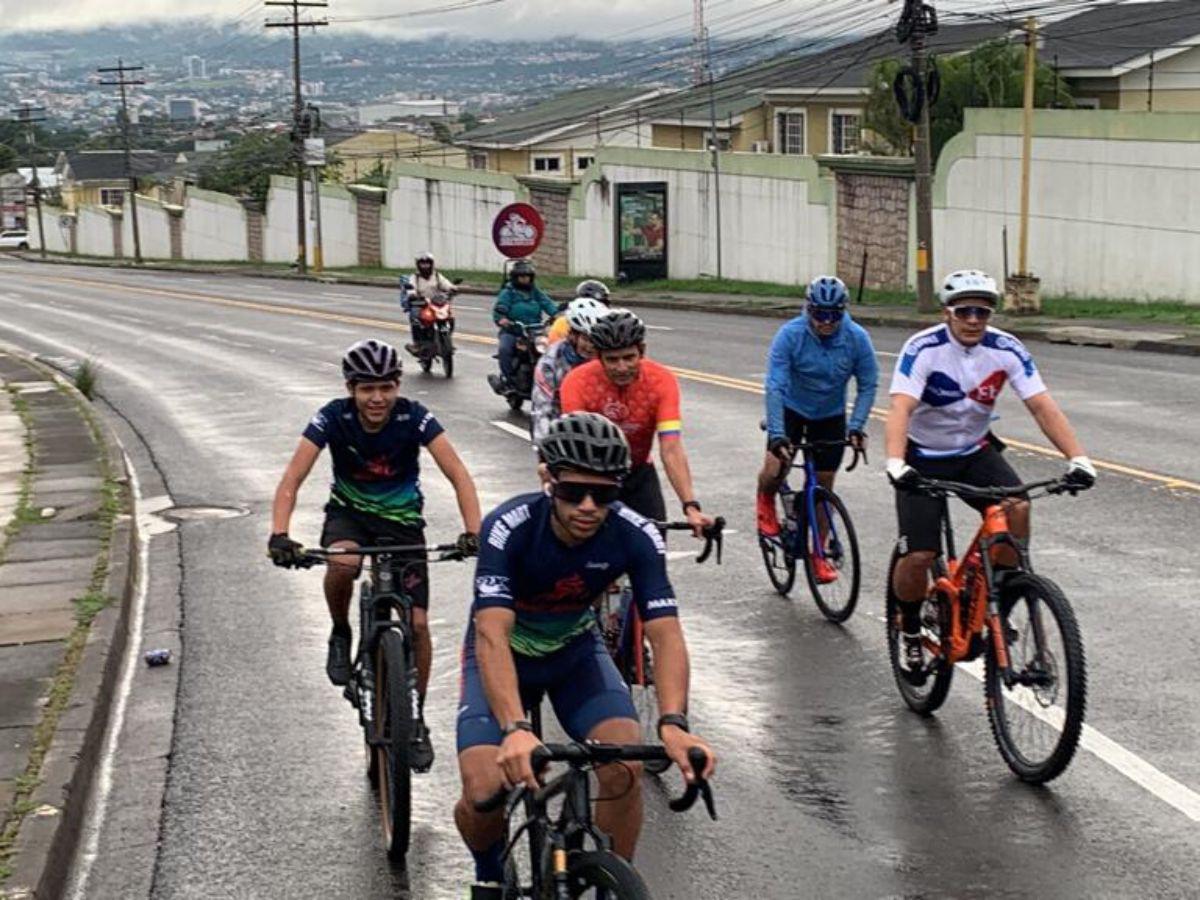 Los ciclistas iniciaron con entusiasmo la ruta.