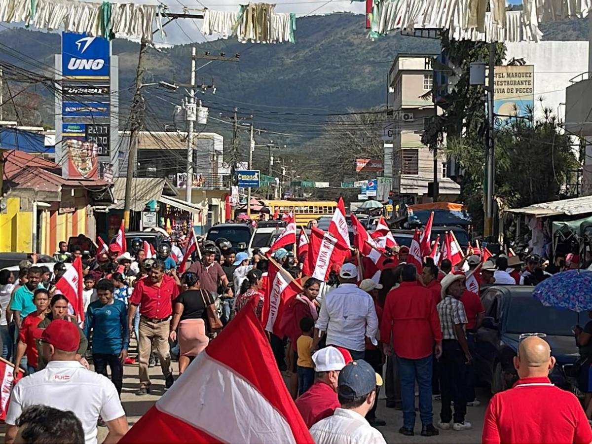 Salvador Nasralla realiza caminata en Yoro para fortalecer su candidatura