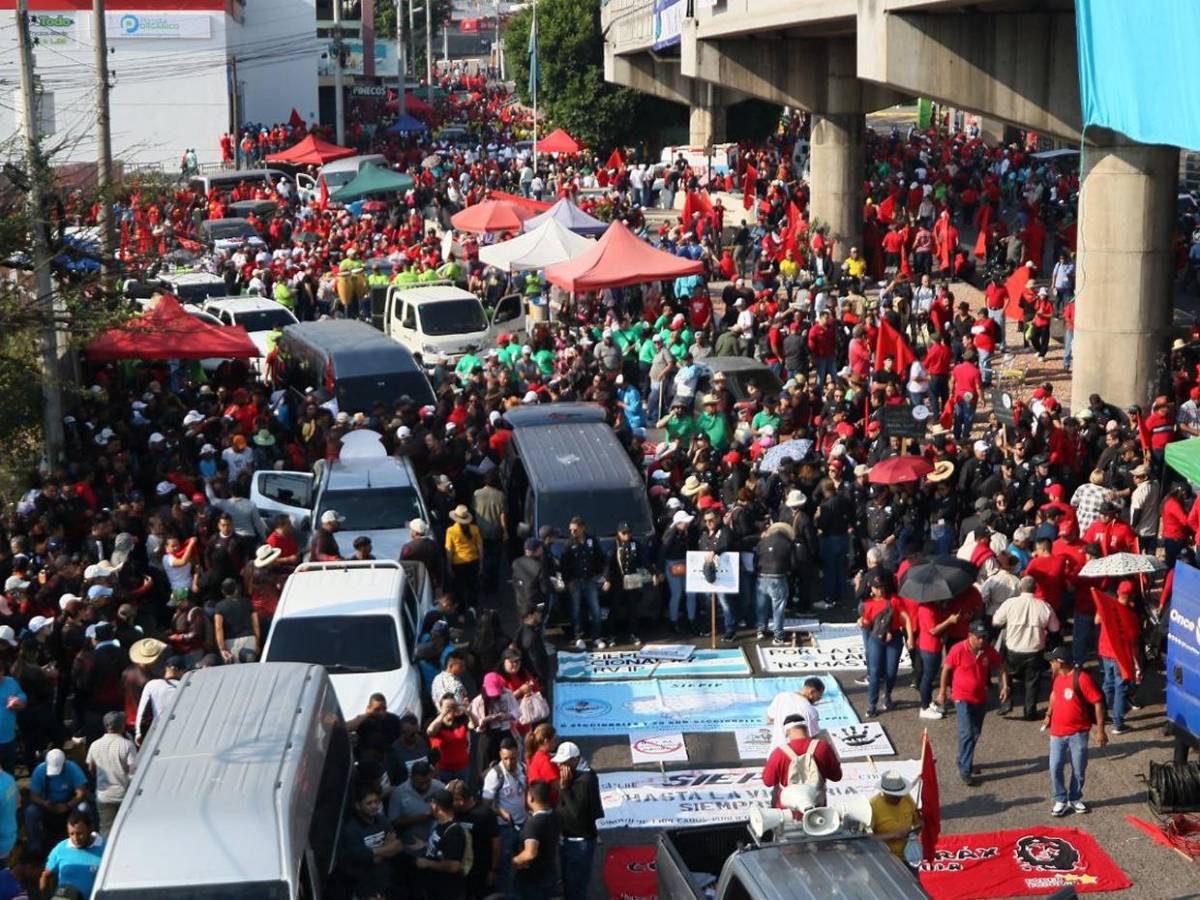 Con retrasos y politizada, inicia marcha del Día del Trabajador en Tegucigalpa