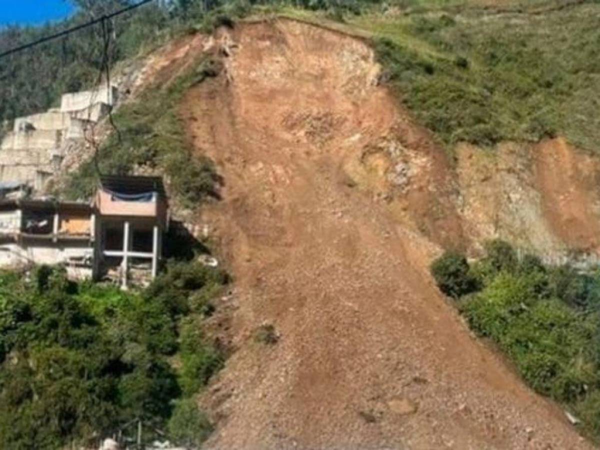 Cinco muertos por derrumbe de cerro sobre un automóvil en Perú