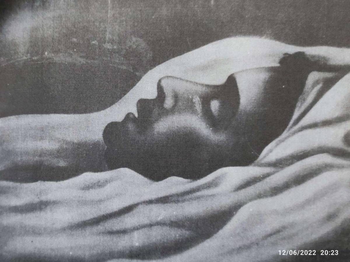 Retrato del maestro Pablo Zelaya Sierra en su lecho de muerte, realizado por Teresita Fortín, el original ha desaparecido, solo queda esta fotografía publicada en el libro “Confidente de soledad”. Esta imagen es única en la historia del arte hondureño.