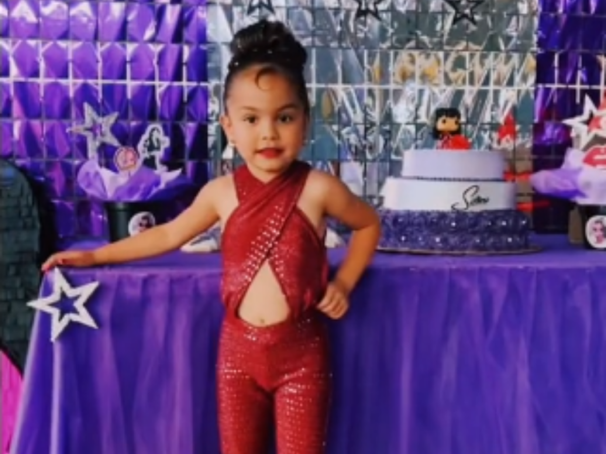 VIDEO: Niña celebra cumpleaños con temática de Selena y destruye piñata de Yolanda Saldívar