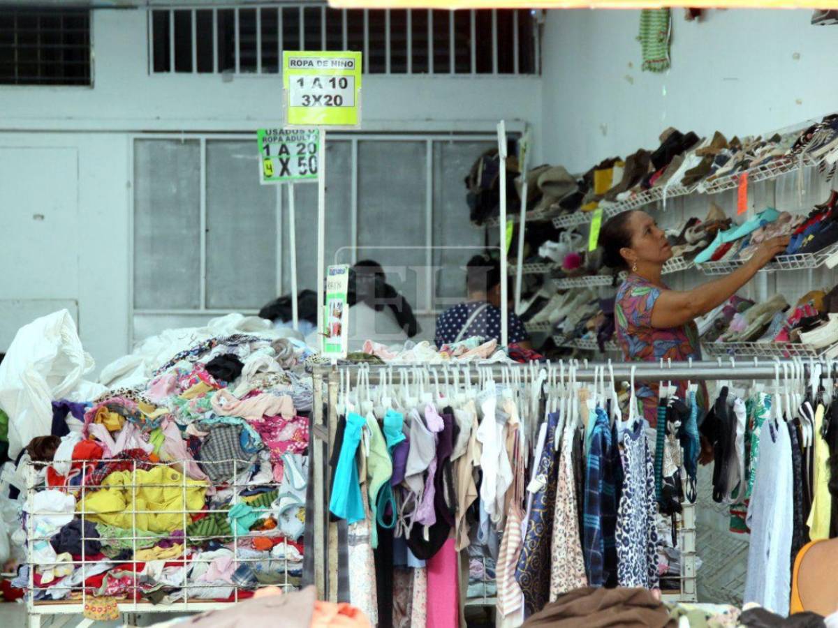 Entre ropa nueva y usada: hondureños buscan los estrenos de fin de año en los mercados