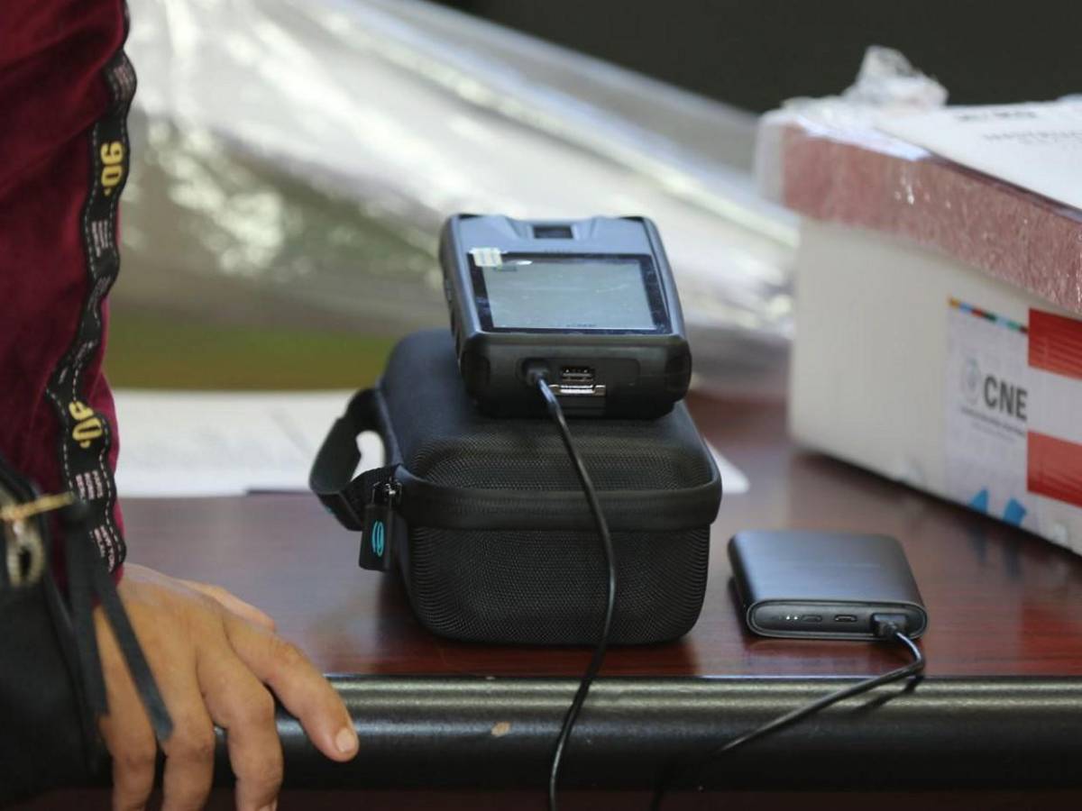 Hondureños votan con sistema biométrico, protagonista en las primarias 2025