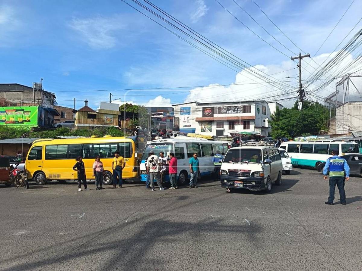 Caos vehicular en sector norte de anillo periférico por protesta de transportistas