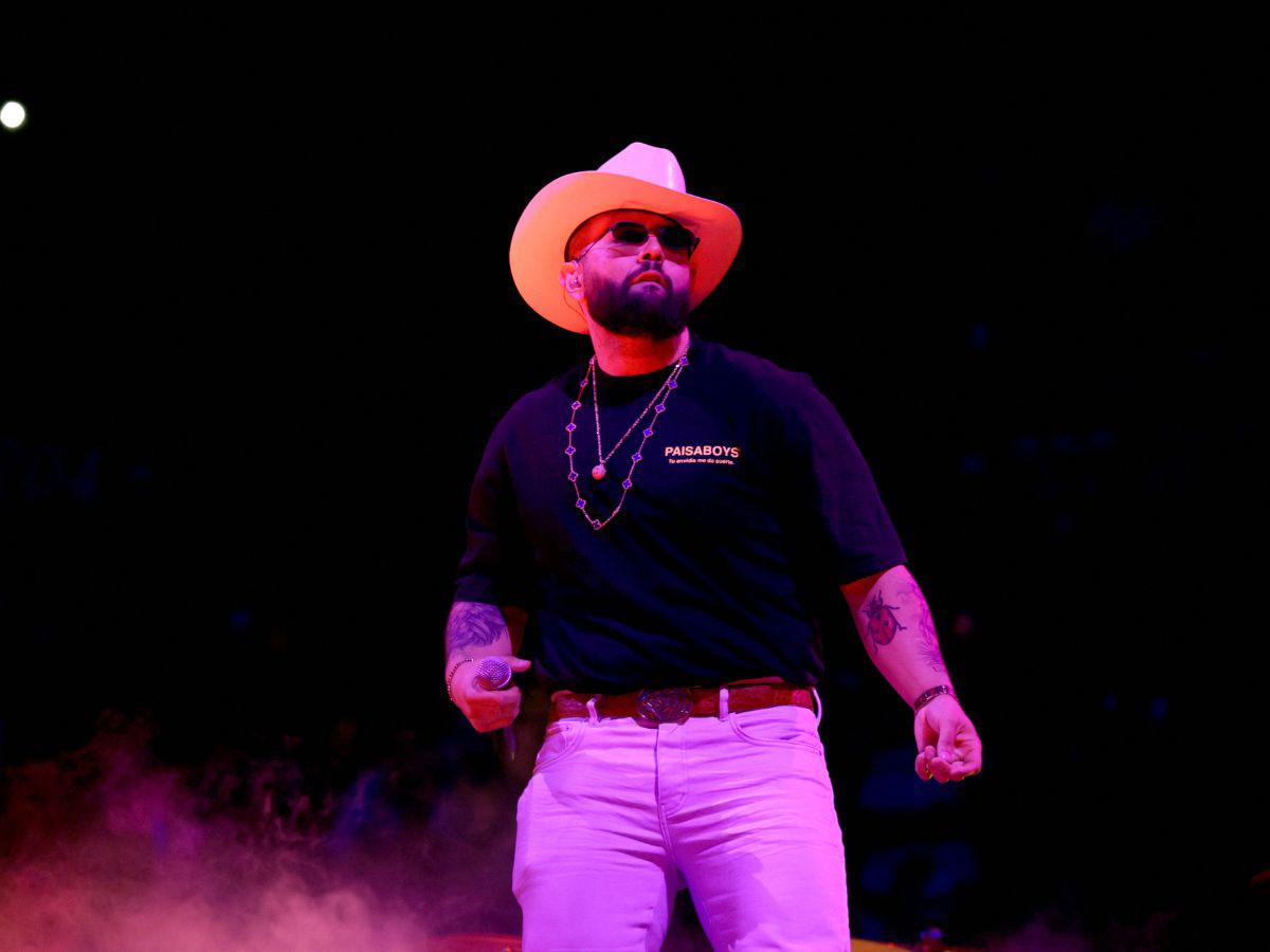 Carin León cantando uno de sus mejores temas.