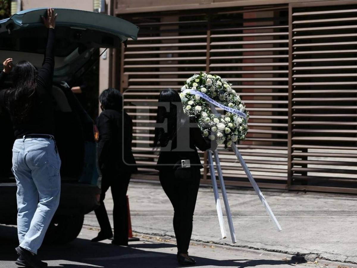 Entre flores y abrazos: familiares y amigos despiden a Javier Deras, su esposa y su madre