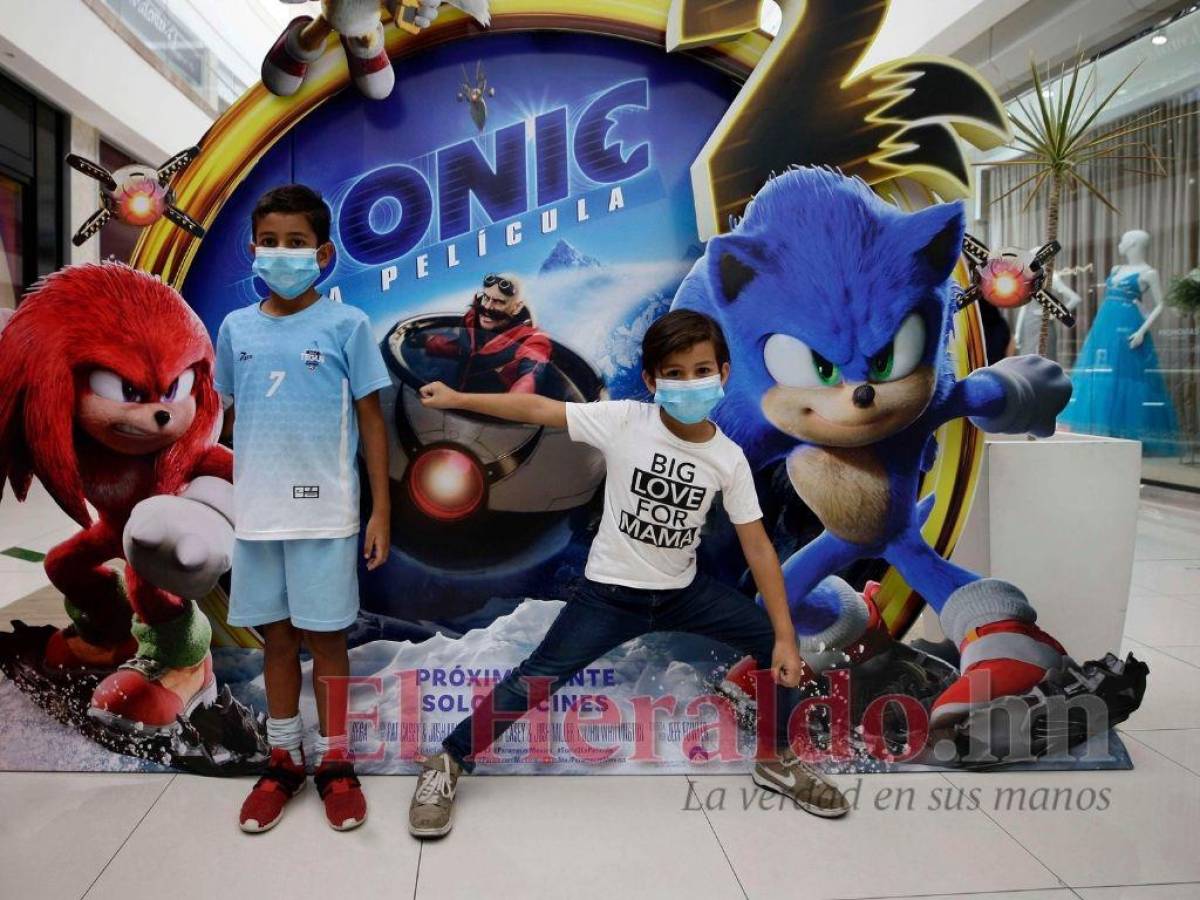 Los fanáticos de Sonic posaron junto a él y los villanos.