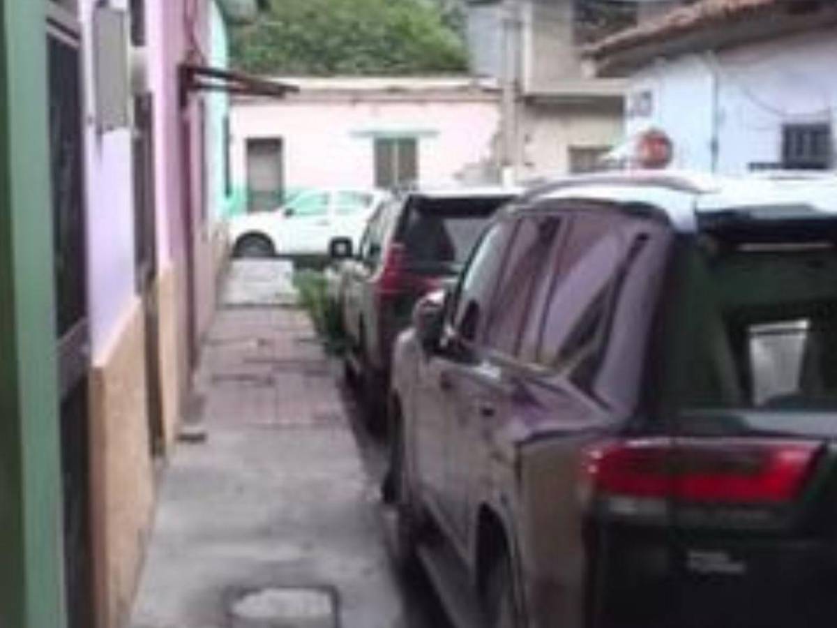 Mientras está hospitalizado, roban retrovisores a carro del expresidente Manuel Zelaya