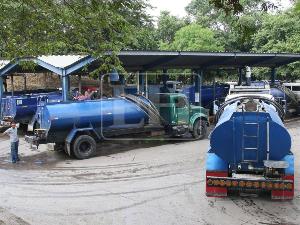 Capitalinos enfrenta escasez de agua pese a reparto con cisternas públicas