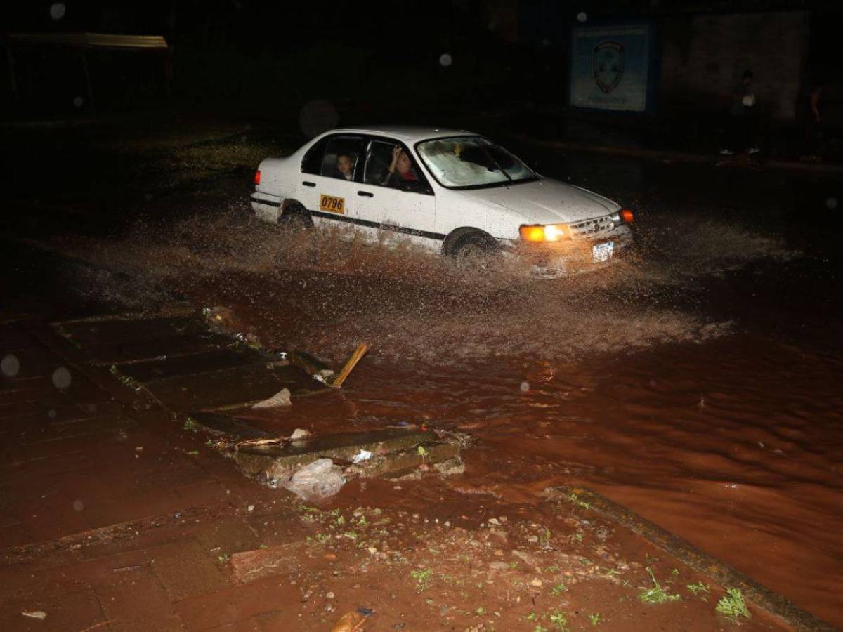 Fuertes corrientes de agua e inundaciones registró Tegucigalpa por lluvias
