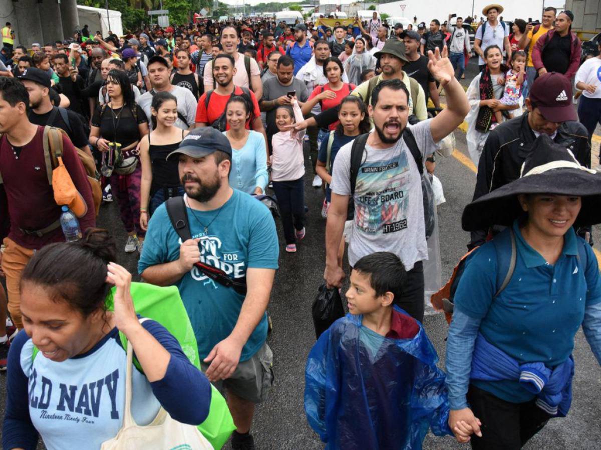 Cientos de migrantes se manifiestan en frontera mexicana pidiendo alto a las redadas